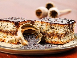Хубав вкусен кекс / сладкиш със сладко по средата от сини сливи, масло и орехи - снимка на рецептата